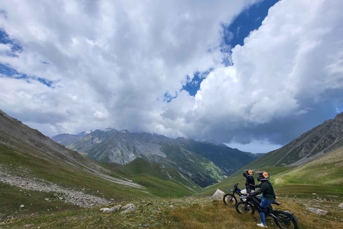 Tour fuoristrada in bicicletta del Grande Lago di Almaty