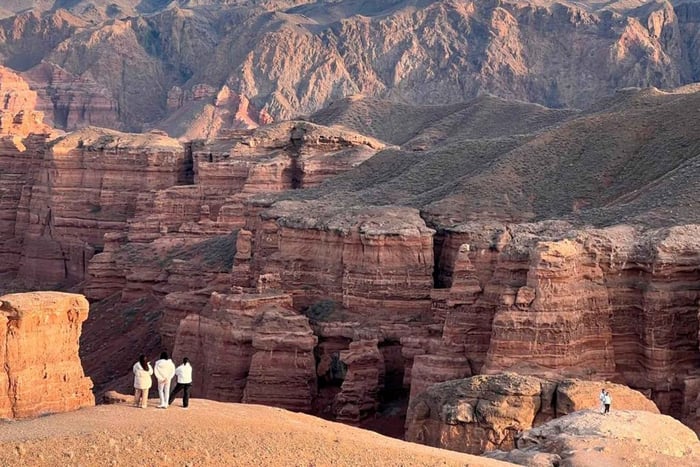 Fottur i Charyn Canyon ved solnedgang i små grupper – slottets dal
