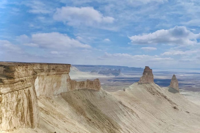 From Aktau: Bozzhira Jeep Tour with Hike and Lunch