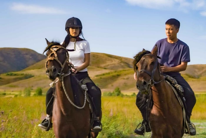 Au départ d'Almaty : 2 jours de campement en yourte, balade à cheval et excursion en jeep