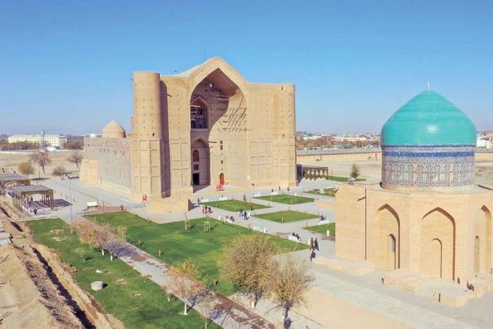 Shymkent: 6-Day Tulip Bloom Tour with Hotel & Meals