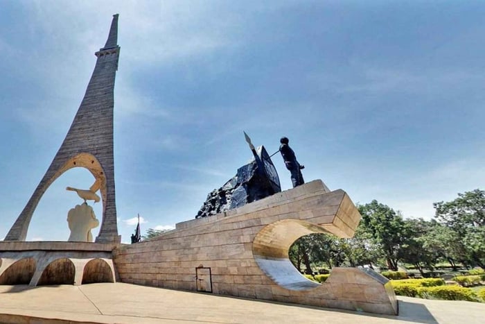Nairobi: Guided City Tour with Maasai Market Visit
