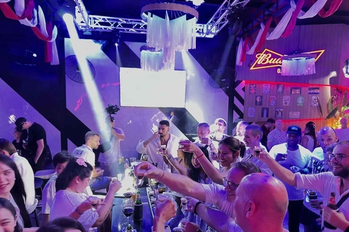 Nattelivstur med vært og strandfest med EPIC