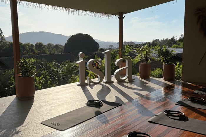 Ko Samui : cours de Pilates sur tapis dans un sala de la jungle par Isla