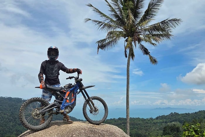 tour nella giungla in dirt bike elettrica Surron LBX