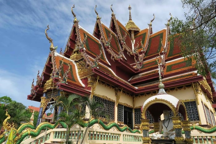 tempelarchitectuur, nagas en heilige symbolen