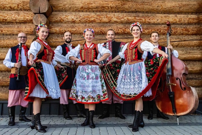 Z Krakowa: Polski pokaz folklorystyczny z kolacją, którą możesz zjeść do woli