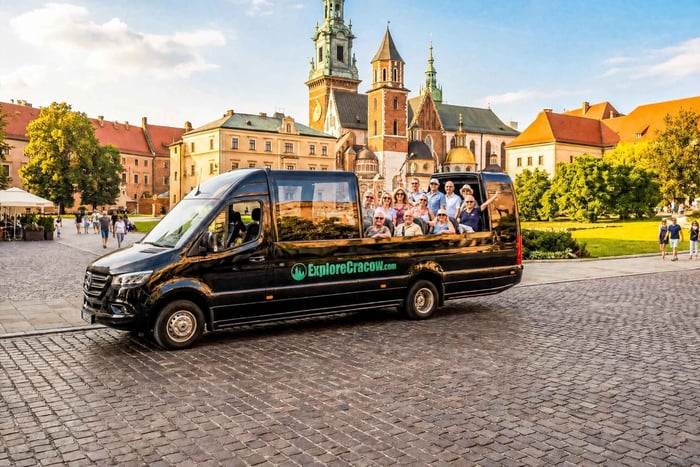 Tour de la ciudad de Cracovia en autobús descapotable con guía, vodka y pierogi