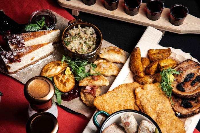 Krakow: Polish Folk Dinner with Vistula River Cruise