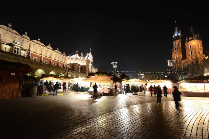 Cracovie : visite à pied de la vieille ville en soirée avec un guide de la région