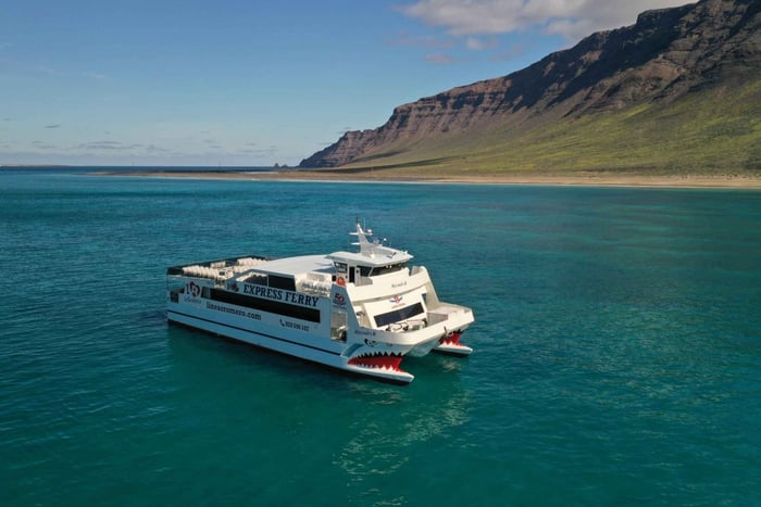 Ferry a La Graciosa con Wi-Fi (aparcamiento gratuito)