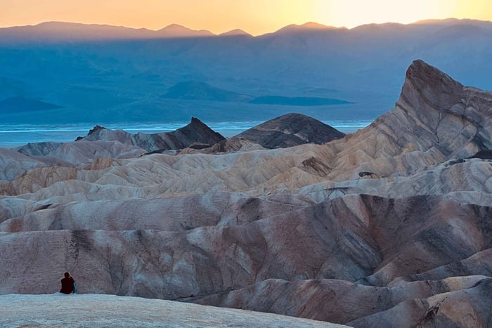 Death Valley: Sunset Glow, Salt Flats & Stargazing Day Tour