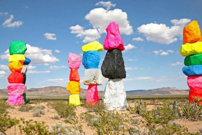 From Las Vegas: Hoover Dam, Boulder City & 7 Magic Mountains