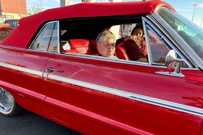 avondje uit voor meiden in een neonauto