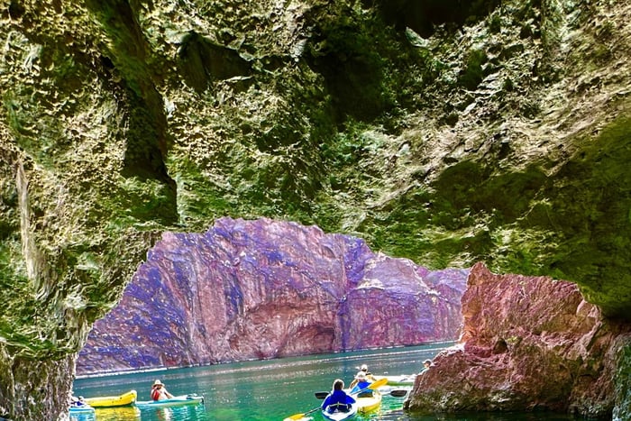 Willow Beach: 5 Coves & 2 Caves Emerald Cave Kayaking Tour