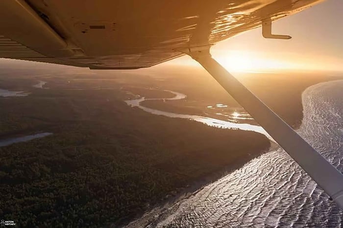 Flugzeugflug über Riga oder Lettland