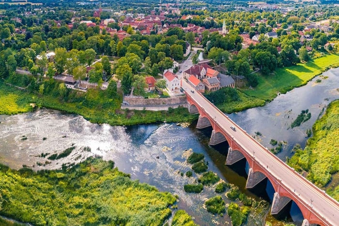 Vanuit Riga: Kuldiga UNESCO, waterval & wijn dagtrip