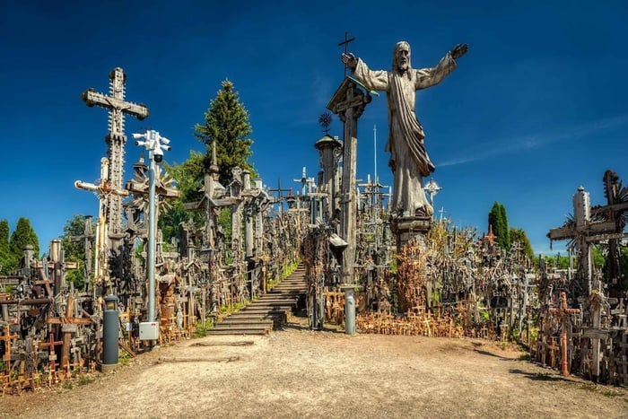 Da Riga: gita alla Collina delle Croci e alle Perle di Jelgava