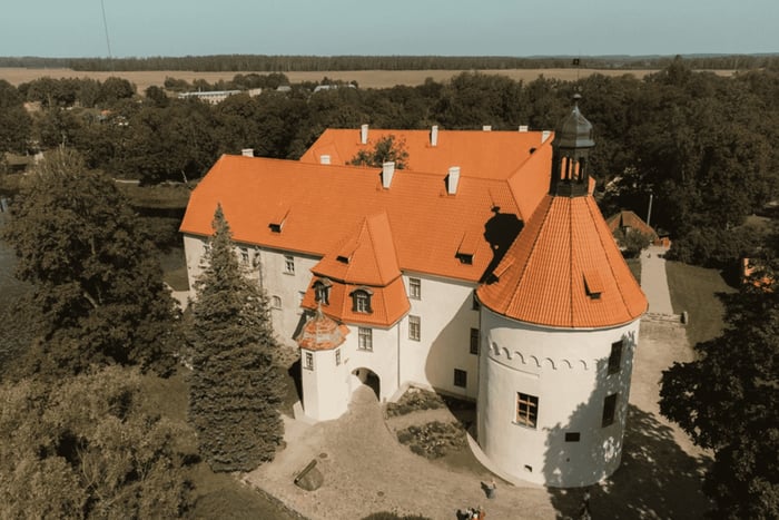 Castello di Jaunpils: tour guidato con banchetto medievale e costumi