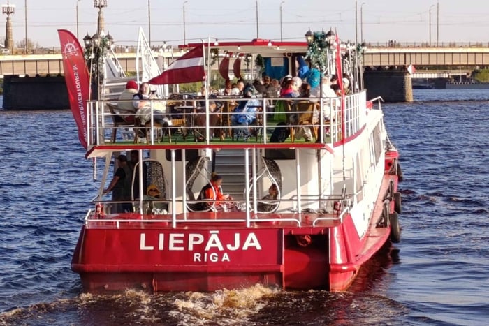 Riga : croisière fluviale privée de 2 h sur la Daugava avec équipage, bar et Wi-Fi