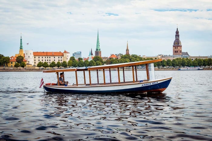 Riga: Sightseeingtur ombord på kanalbåt med ljudguide