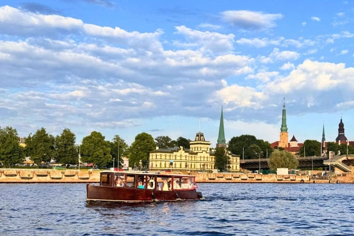 Riga: grachten- en rivierrondvaart met transfer naar de oude stad en drankje