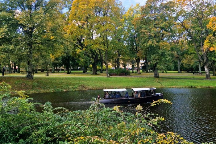 Riga: boottocht met drankje en audiotour door de oude stad