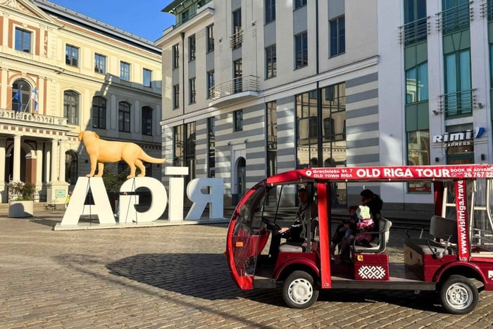 Riga: Private Old Town E-Bus Tour with Audio Guide