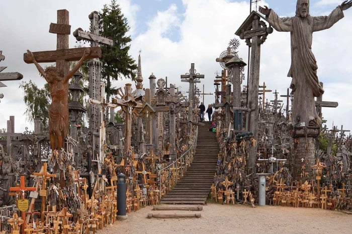Riga: Private Tour to Hill of Crosses and Rundāle Palace