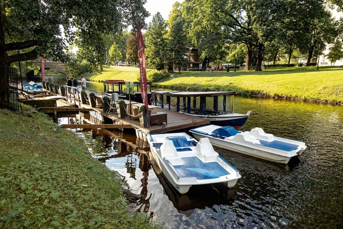 Roeiboten en waterfietsen huren - River Cruises Latvia