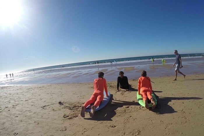Lisbonne : Leçon de surf en groupe de 2 heures à Carcavelos