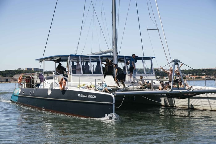 Lisboa: Fiesta en barco catamarán con música, barra libre e inmersiones