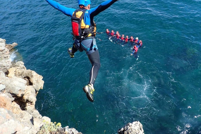 Lissabon: Coasteering og speedbåd i Arrábida, Setúbal, Sesimbra