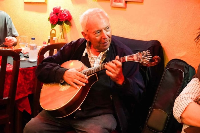 Experiencia musical de fado con vino portugués y aperitivos