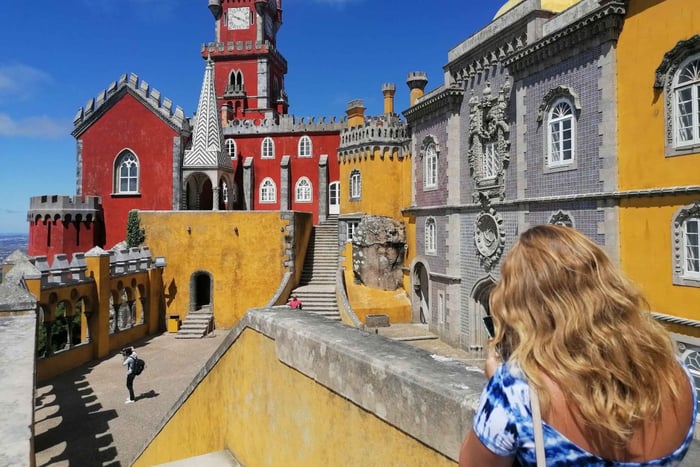 Lisboa: Pena, Regaleira y la costa atlántica con un lugareño