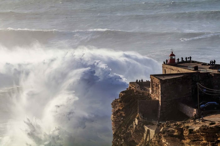 Fra Lissabon: Endagstur til Óbidos og Nazaré med smagning af ginja