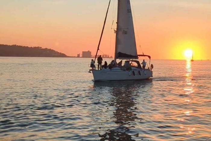 Lisboa: Auringonlaskun purjehdusretki Tagus-joella tervetuliaisjuomalla