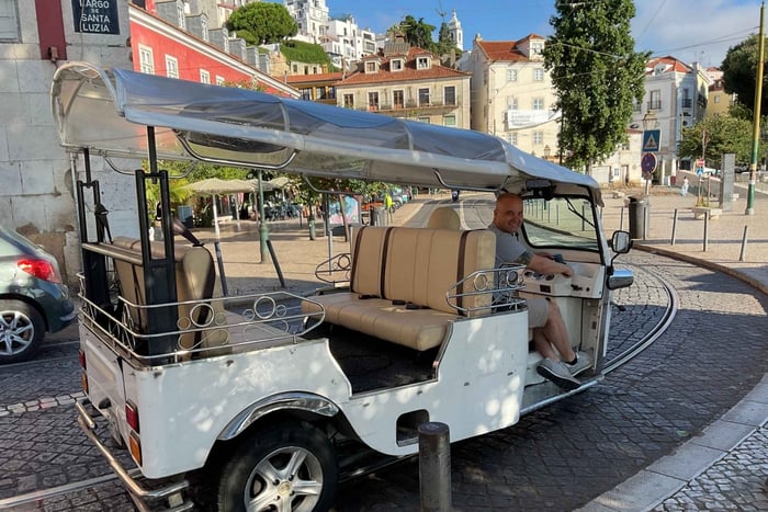 Lissabon: 2 tunnin TukTuk-kierros ilmaisella noudolla