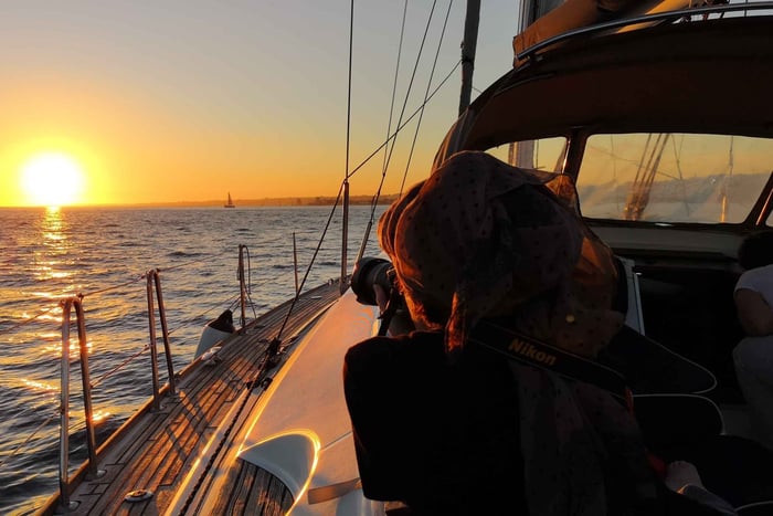 Lisboa: paseo en velero de lujo de 2 horas al atardecer