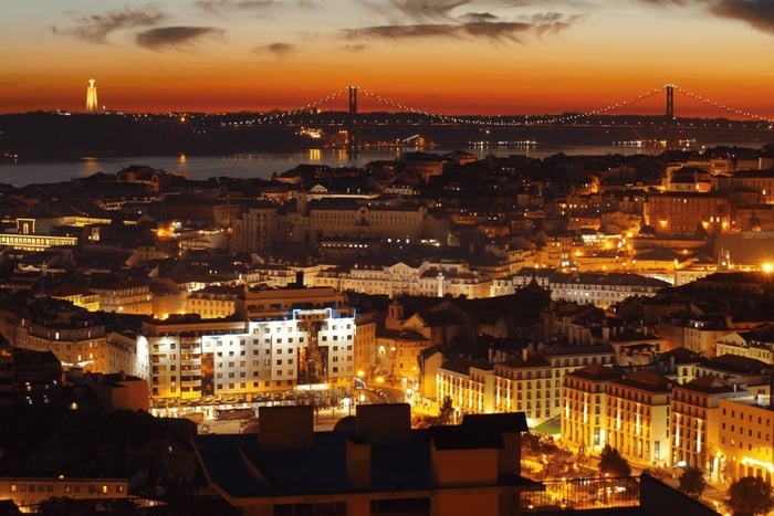 Lisboa: Autêntico espetáculo de fado, jantar e tour noturno
