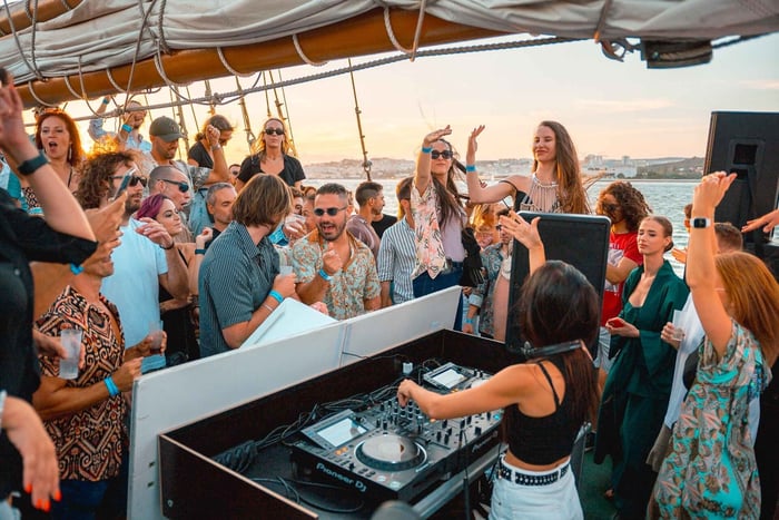Fiesta en el Barco de Lisboa - DJ en directo y Afterparty con entrada VIP al Club