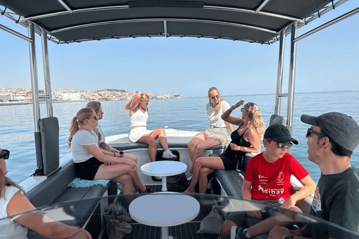 Lisboa: Cruzeiro de barco pela cidade dia/pôr do sol/noite com champanhe