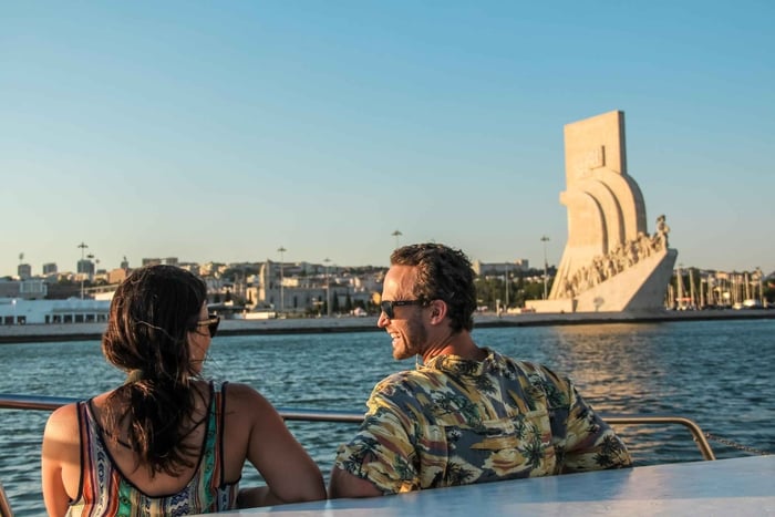 Lisboa: Cruise til stranden med grillfest, åpen bar og musikk