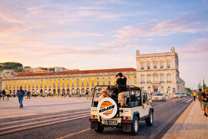 LISBOA DAGSTUR i en vintage jeep med MAT- OG DRIKKESMØRING