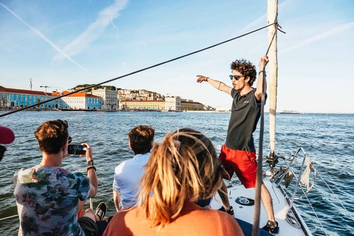 Lisbona: Goditi una crociera in barca a vela sul fiume Tago al tramonto o di notte