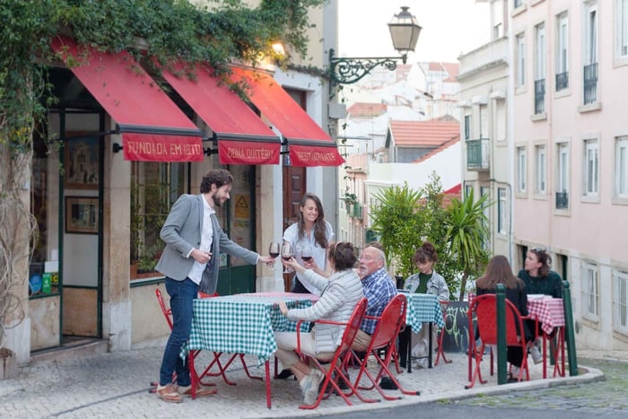 Lissabon: Kvälls lokal matrunda med dryckesparningar
