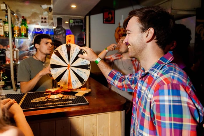 Lisboas legendariske pubcrawl: 1 time åpen bar, shots, VIP-klubbadgang