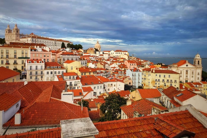 Old Town TukTuk Tour and Scenic Viewpoints in Alfama