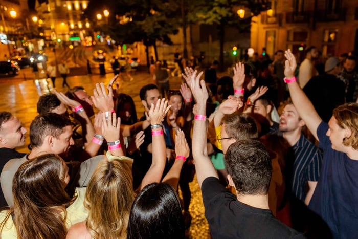 Lisbon Premium Pubcrawl: 1h Barra libre, chupitos, entrada al Club VIP