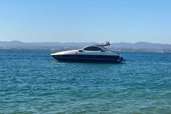 Lissabon: Premium-Yacht-Tour – Historische Sehenswürdigkeiten & goldener Sonnenuntergang